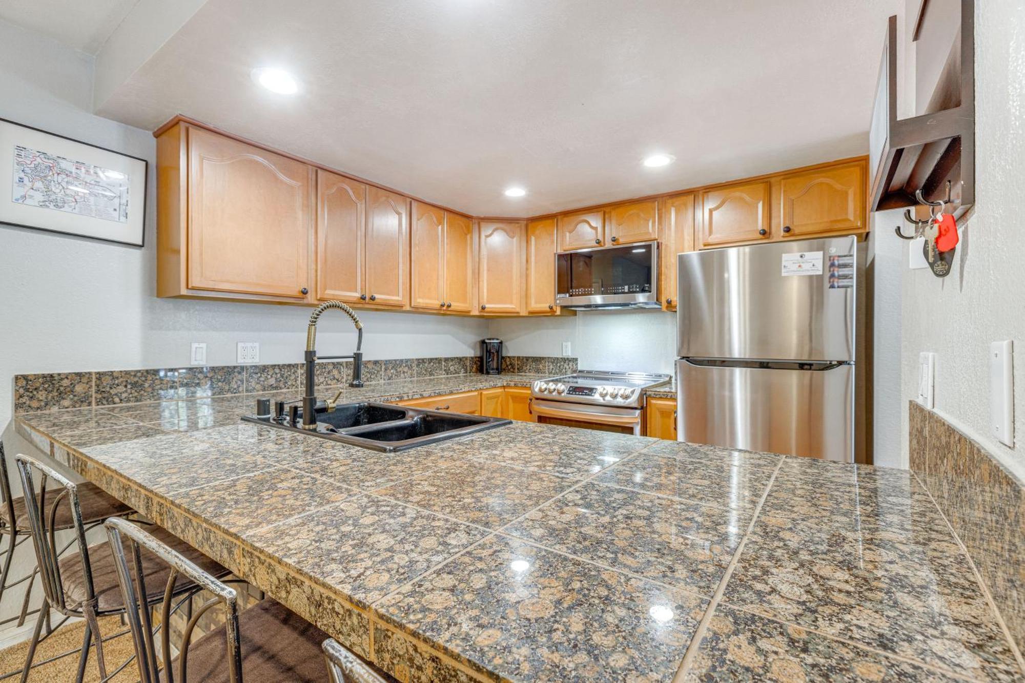 Scenic Near Skiing And Hiking! Apartment Mammoth Lakes
