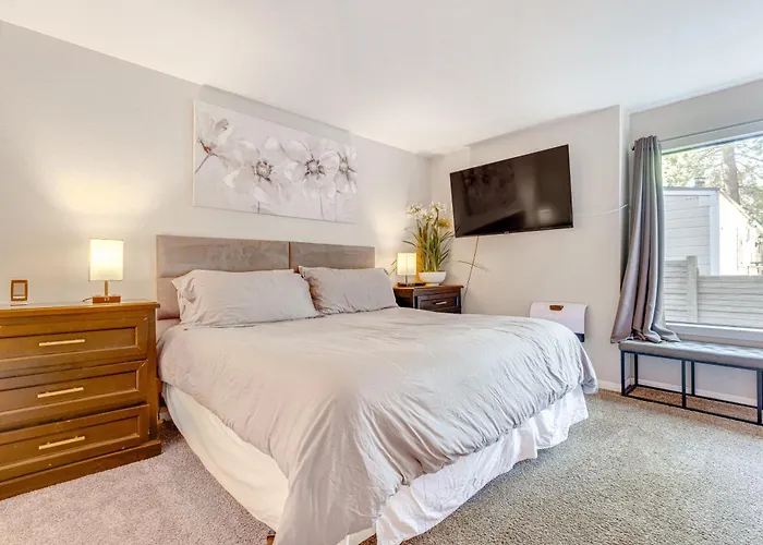 Scenic Mammoth Lakes Condo Near Skiing And Hiking!